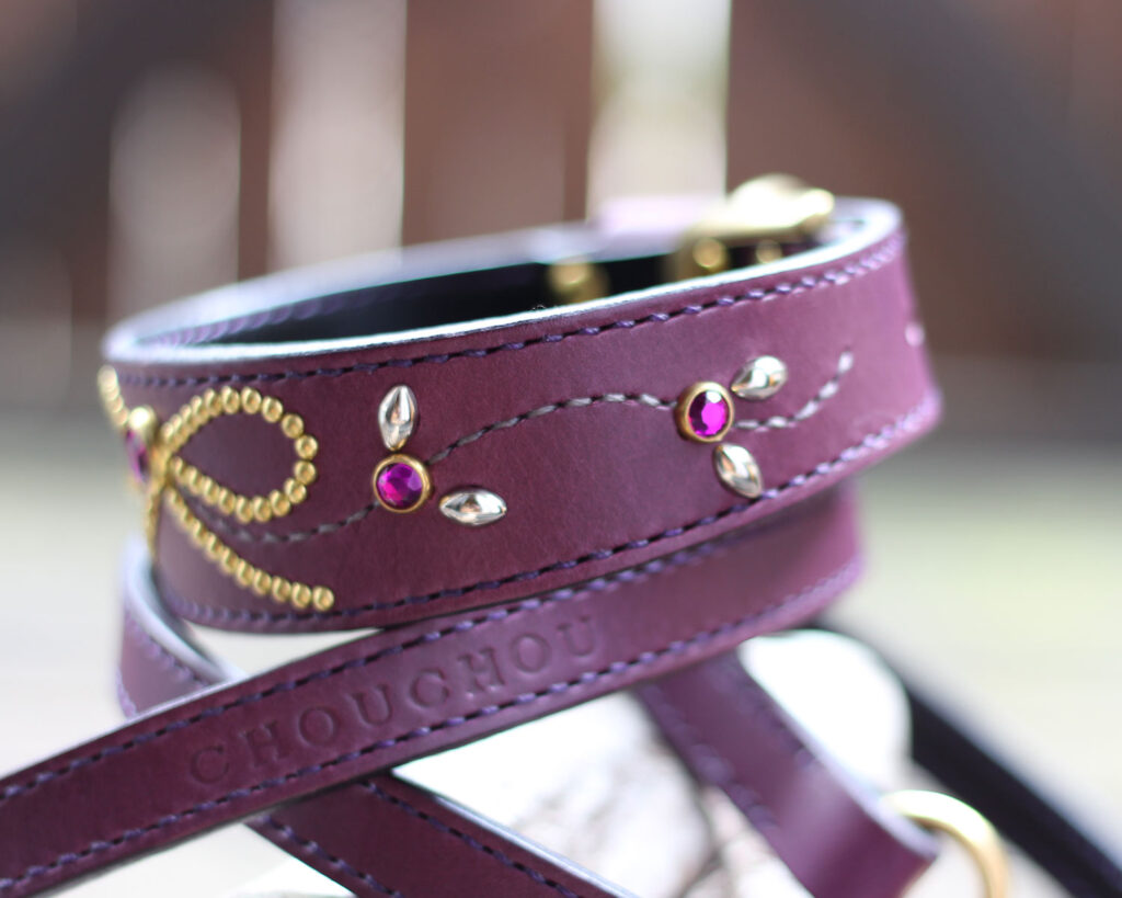 スタッズでリボンをあしらった紫色の革首輪　スタンダードプードルのオーダー商品　右側の画像