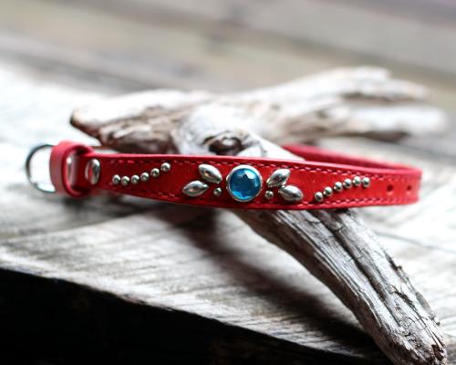 赤革の細めの小型犬用首輪　中心はアクアのアクリルスタッズとシルバーのスタッズでかわいらしいデザイン　チワワMERUちゃんのオーダー品