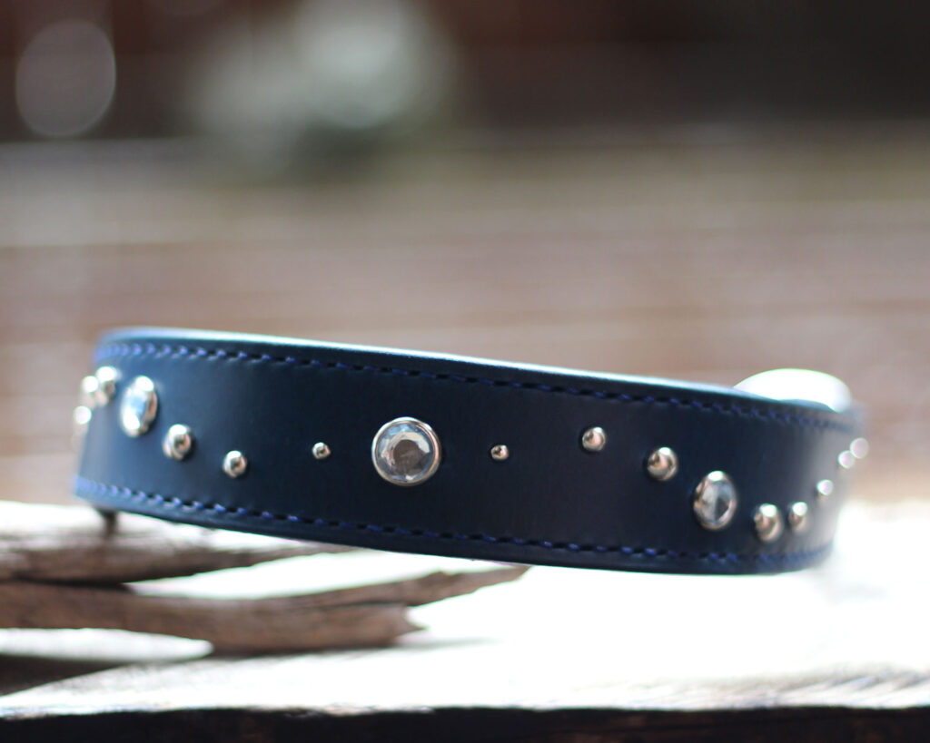 流線のデザインのシンプルな青革のハーフチョーク　ドーベルマンVELTERちゃんのオーダー品