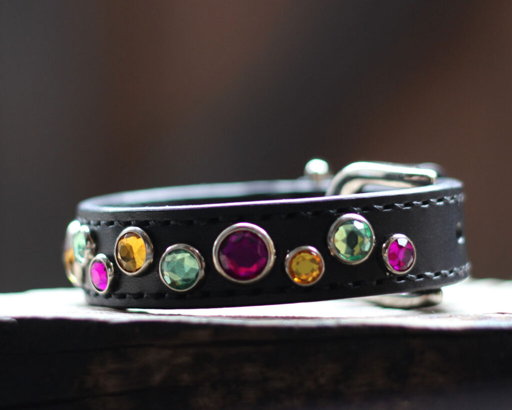 18㎜幅黒革首輪。紫とライムとアンバーのアクリルスタッズがランダムに取り付けられています。