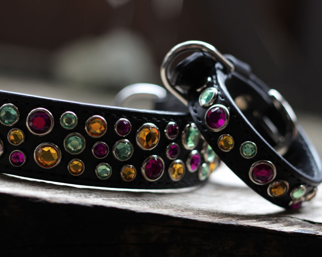 35㎜幅の黒革ハーフチョークと18㎜幅黒革首輪。
どちらも紫とライムとアンバーのアクリルスタッズがランダムに取り付けられています。