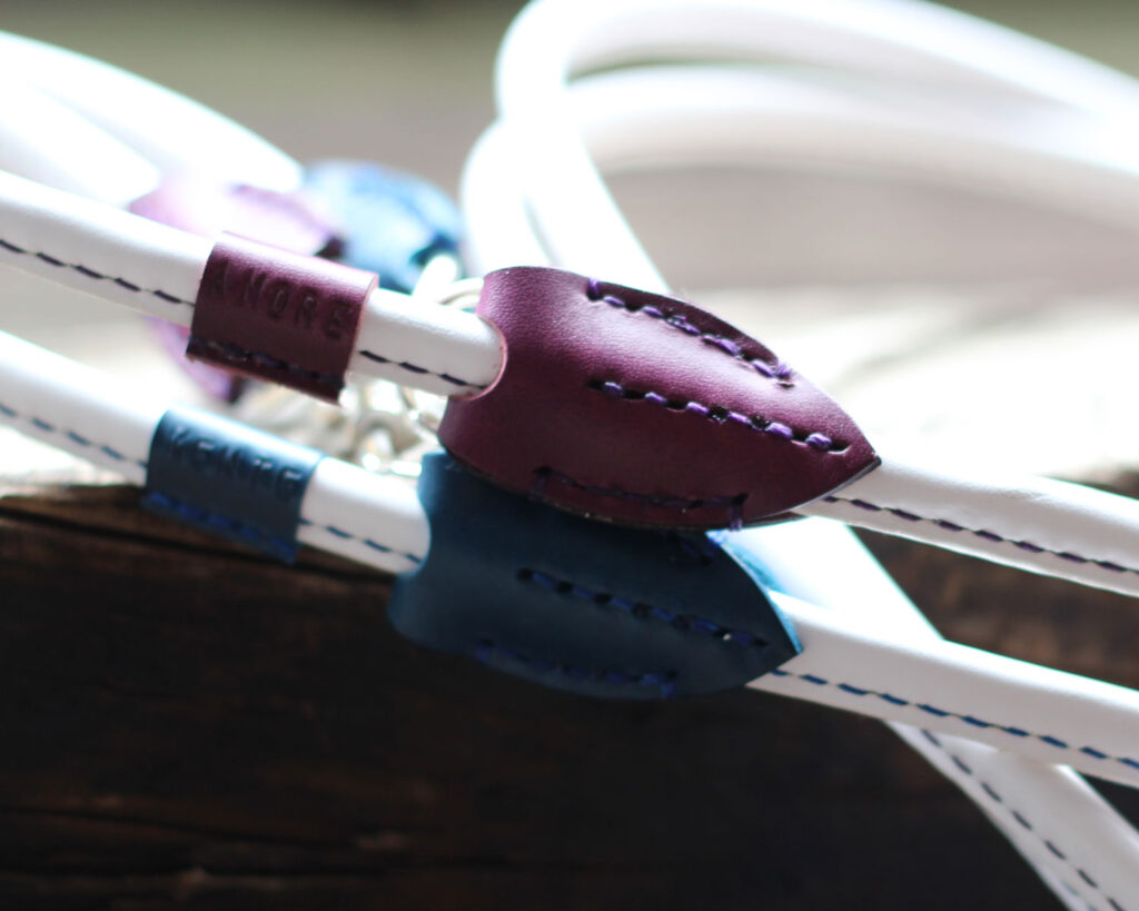 白革のリード2本ステッチは青と紫。リードの直径は９㎜。リードの持ち手結合部分は糸に合わせて紫と青の革でカバーが付いている。イタリアングレーハウンドAmoreちゃんMenteちゃんのオーダー品　リード結合部分のカバーのアップ画像
