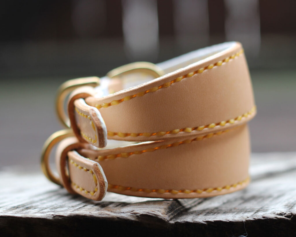 ヌメ革に真鍮金具のシンプルな首輪