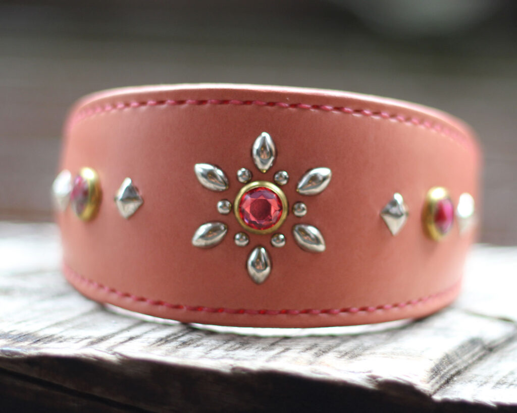 ピンクの革のサイトハウンド用幅広ハーフチョーク、本革、レザー、スタッズで花の飾り　ウィペットtiaraちゃんのオーダー品