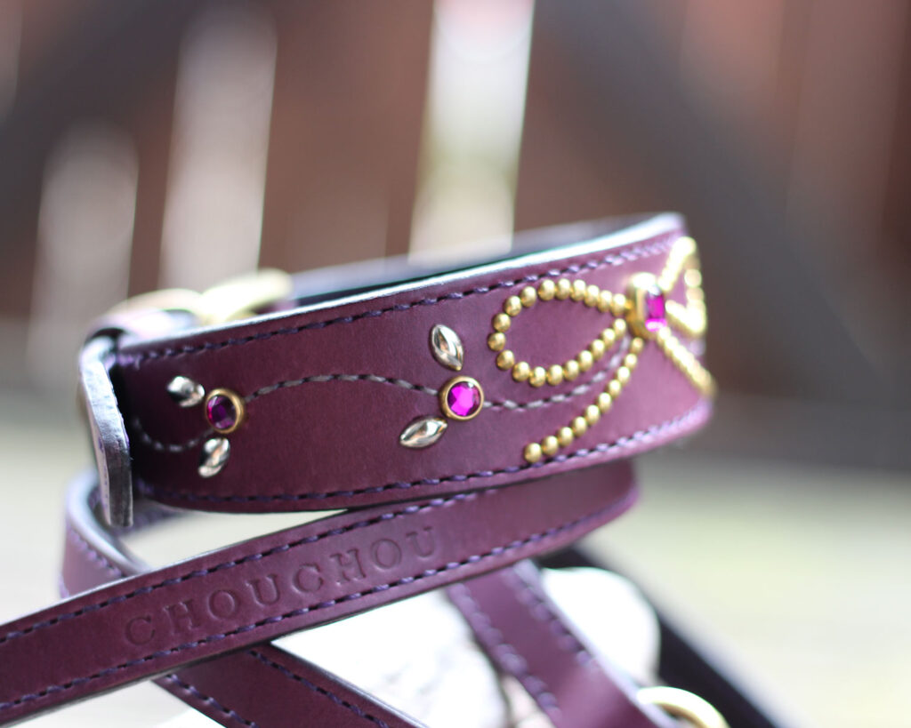 スタッズでリボンをあしらった紫色の革首輪　スタンダードプードルのオーダー商品　左側の画像