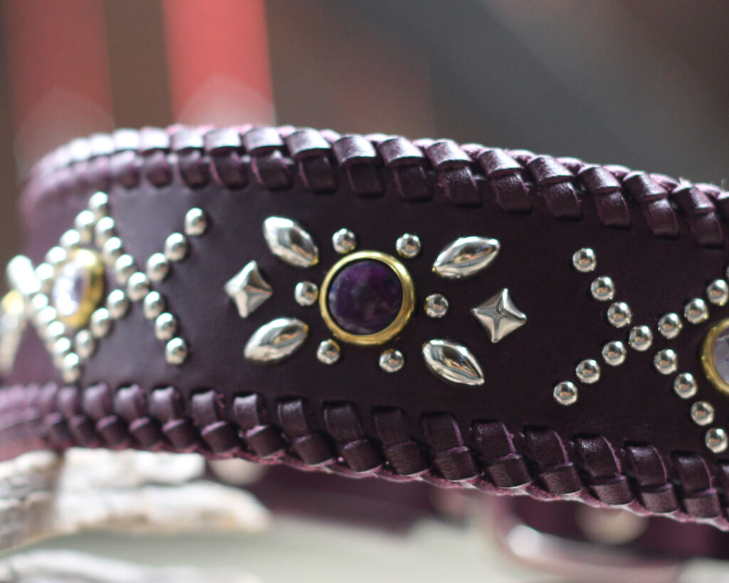 スタッズで曲線的な飾りを施した紫色の革の大型犬用のかがり首輪　フラットコーテッドレトリバーLizzieちゃんのオーダー品