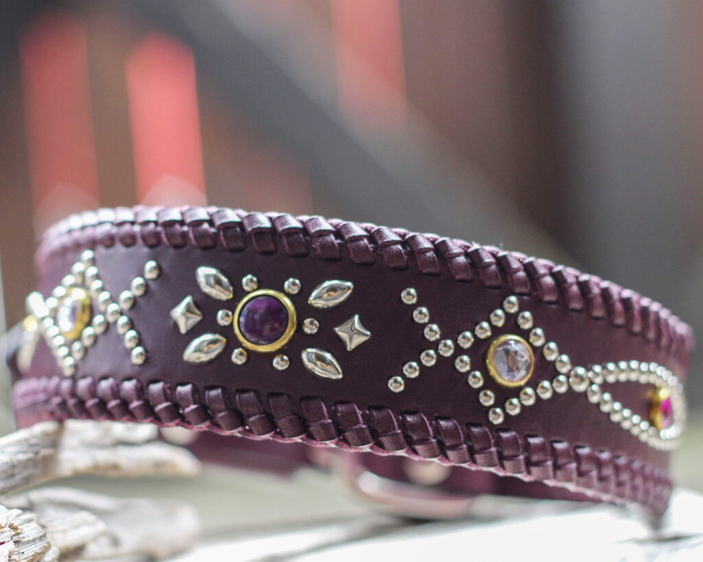 スタッズで曲線的な飾りを施した紫色の革の大型犬用のかがり首輪　フラットコーテッドレトリバーLizzieちゃんのオーダー品