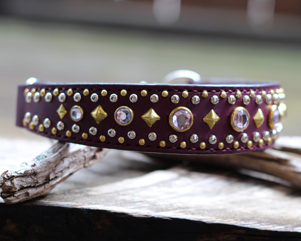 真鍮と銀色のスタッズで飾られた紫の革のハーフチョーク　ブルテリアのBOWちゃんのオーダー品　右から