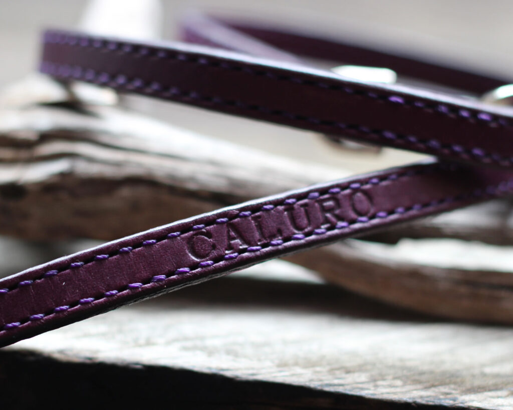 紫の革のリード　刻印部分のアップ画像