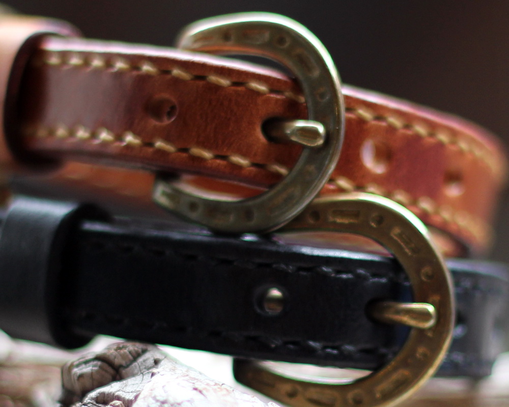シンプルな真鍮馬蹄バックル首輪　黒革とキャメルの革の2本　15mm幅小型犬用　バックル詳細画像