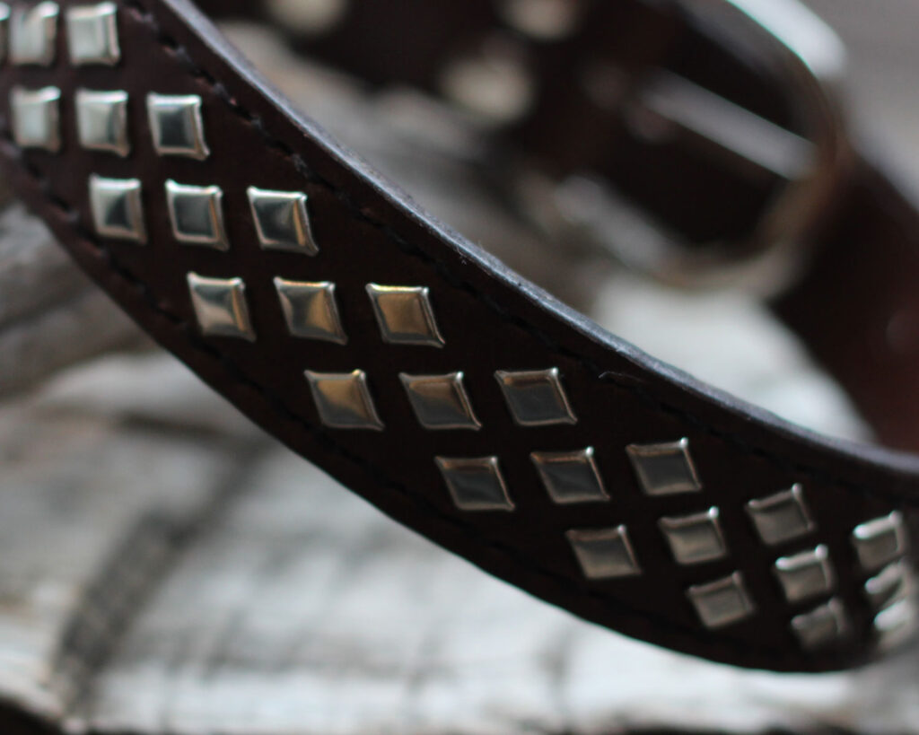 スタッズが全面に飾られている茶色の24㎜幅の首輪　ジャックラッセルテリアNicoちゃんのオーダー品　飾りのアップ画像