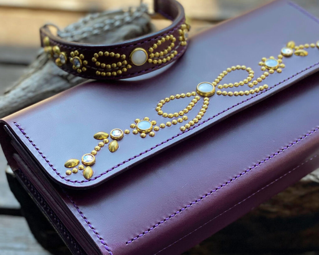 紫のお財布バッグとハーフチョーク