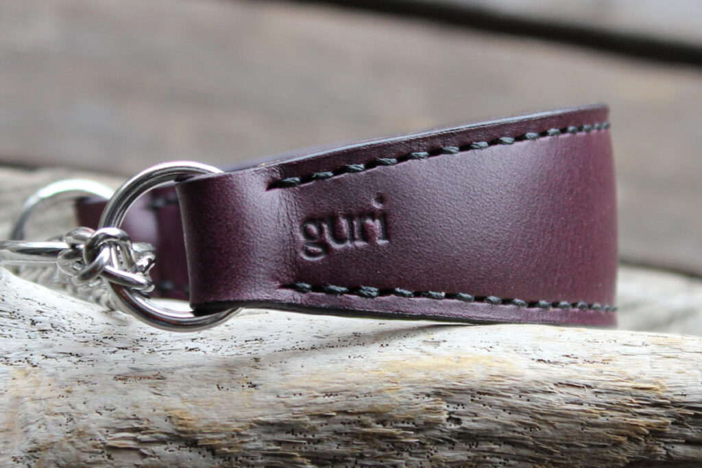 イタリアングレーハウンド用紫の革製ハーフチョーク。中央部分が35㎜幅、両端部分が18㎜幅。右側に黒と真鍮のシンプルな飾り、左端にお名前の刻印。糸はワイン色。左側の画像