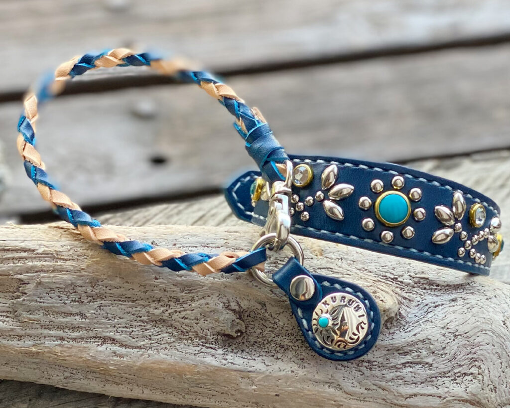 ヌメ革と青い革の編み込みネックレス犬用迷子札付きと青い首輪