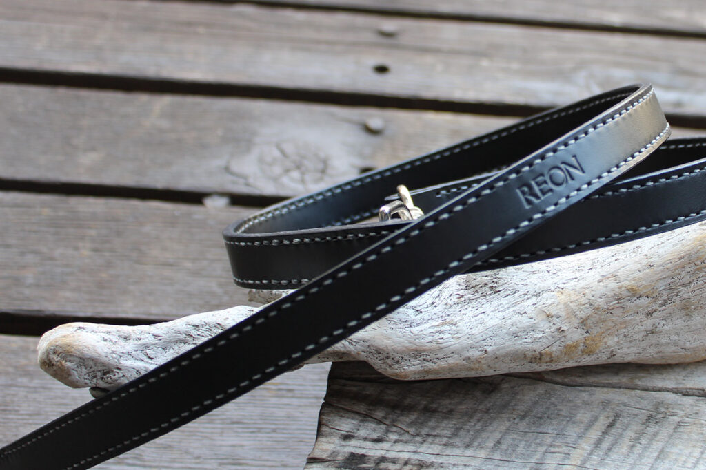 長さ100ｃｍ、幅20㎜のイタリアンレザーブッテーロの黒革リード。裏表貼り合わされ、リードの両端は白い糸で手縫いされている。下から30㎝の部分に犬の名前の刻印。