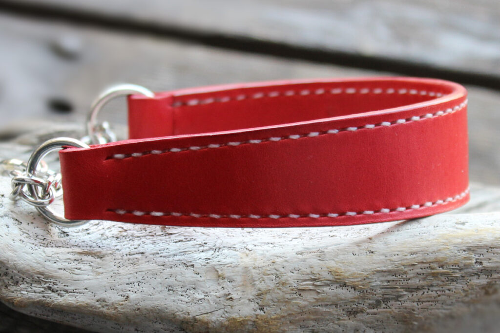 シンプルで飾りのない中型犬用赤革ハーフチョーク。白い糸で縫製され、シンプルなデザインが特徴です。　左側の画像