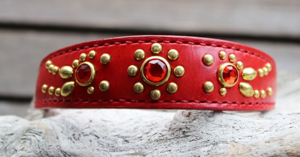 サイトハウンド用赤革　最小15㎜最大30㎜幅クッション入りハーフチョーク　飾りは真鍮製　中心はお花のモチーフ