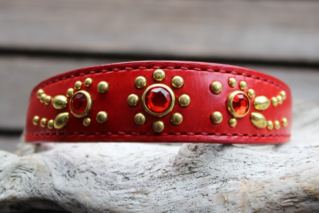 サイトハウンド用赤革　最小15㎜最大30㎜幅クッション入りハーフチョーク　飾りは真鍮製　中心はお花のモチーフ