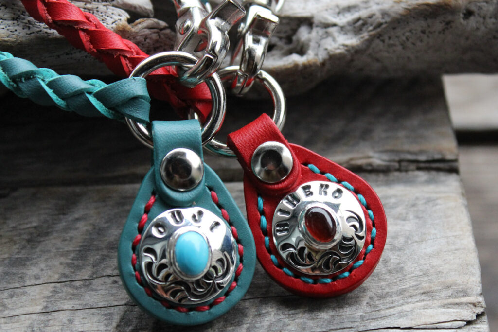 ターコイズとガーネットの天然石を使った、刻印入りシルバーコンチョ付きネームタグ（ターコイズ・赤）革