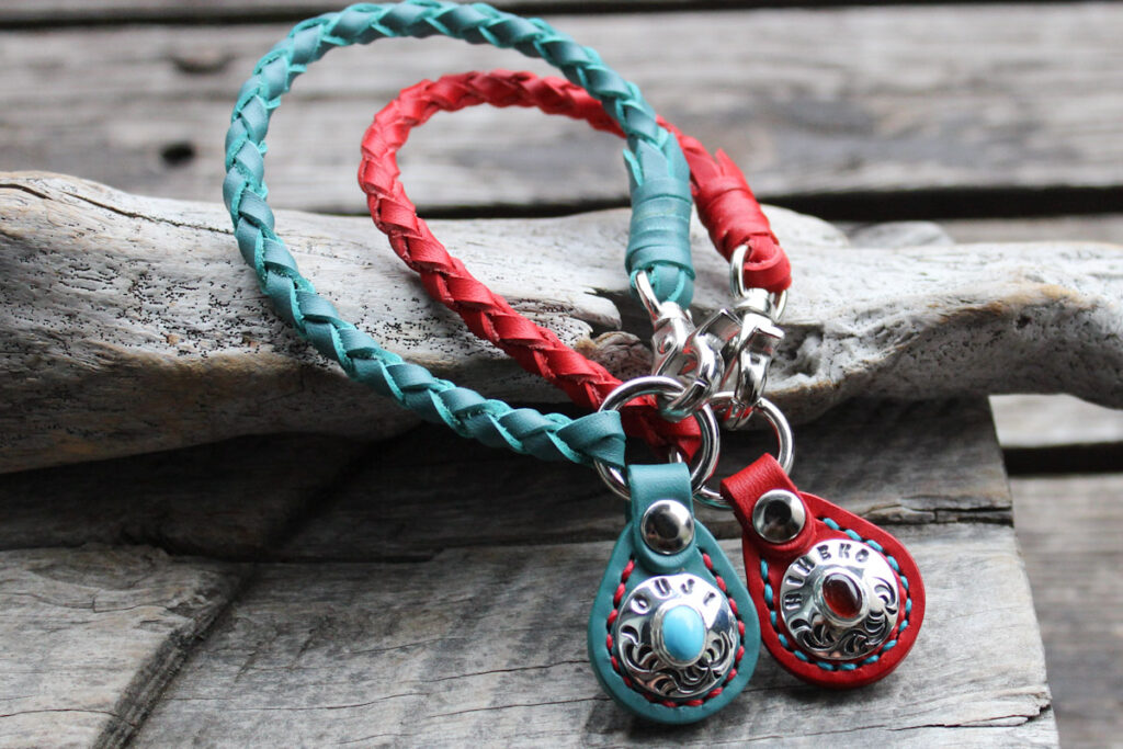 ターコイズとガーネットの天然石を使った、刻印入りシルバーコンチョ付きネームタグ（ターコイズ・赤）革